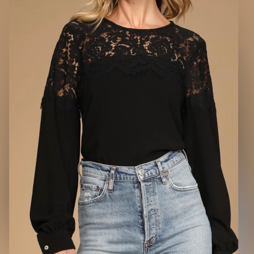 Lulu’s Small Black Lace Sleeve Top